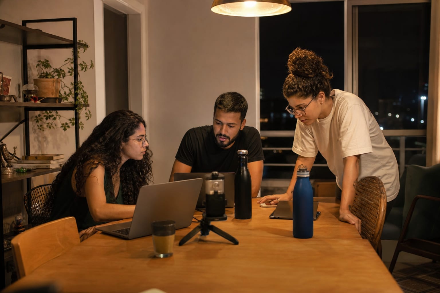 Equipe pequena trabalhando em sala de apartamento durante semana de lançamento